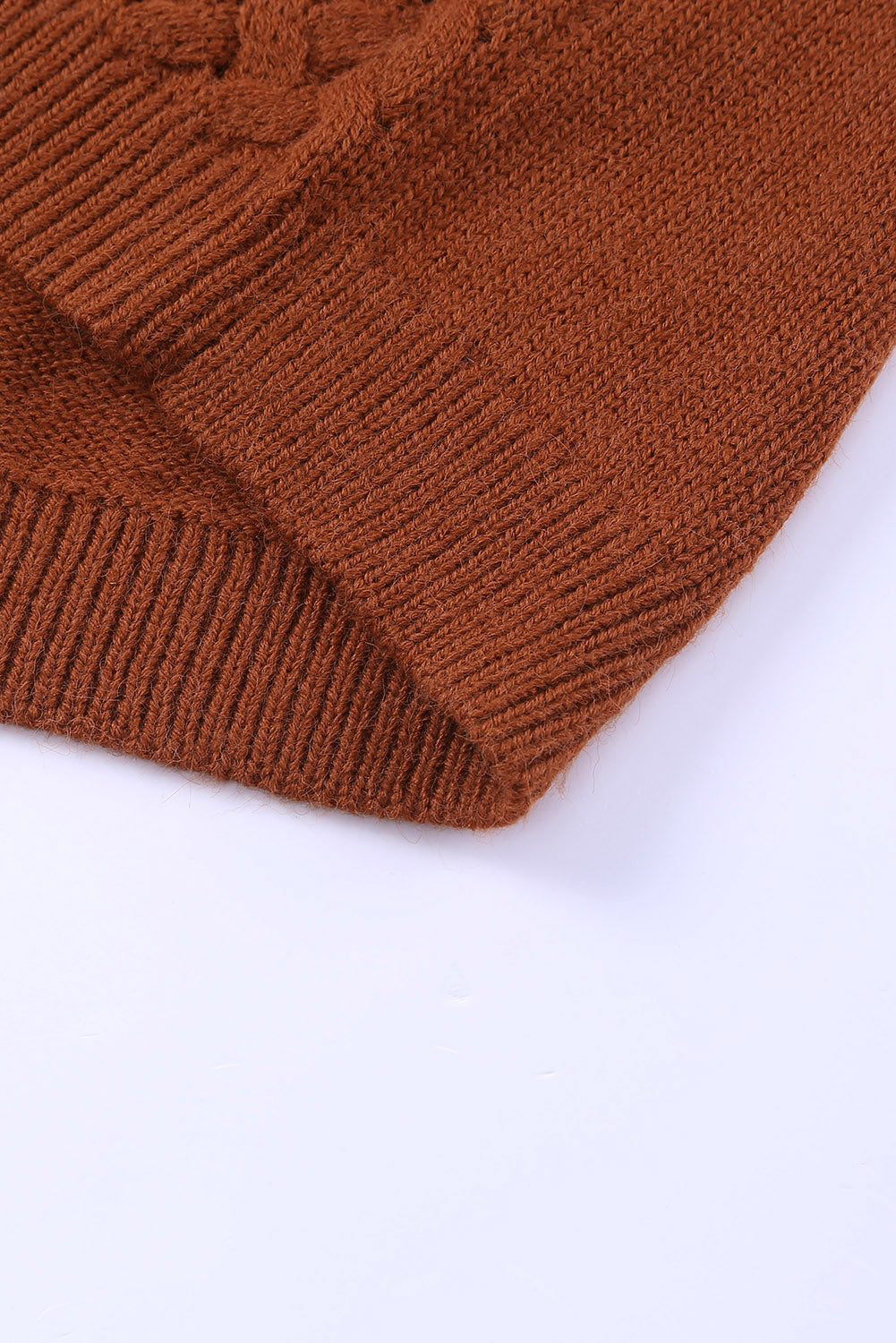 Brauner strickcardigan mit offener vorderseite und gewebter textur und taschen