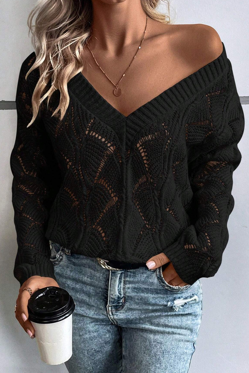 Schwarzer strickpullover mit v-ausschnitt und hohlen schultern