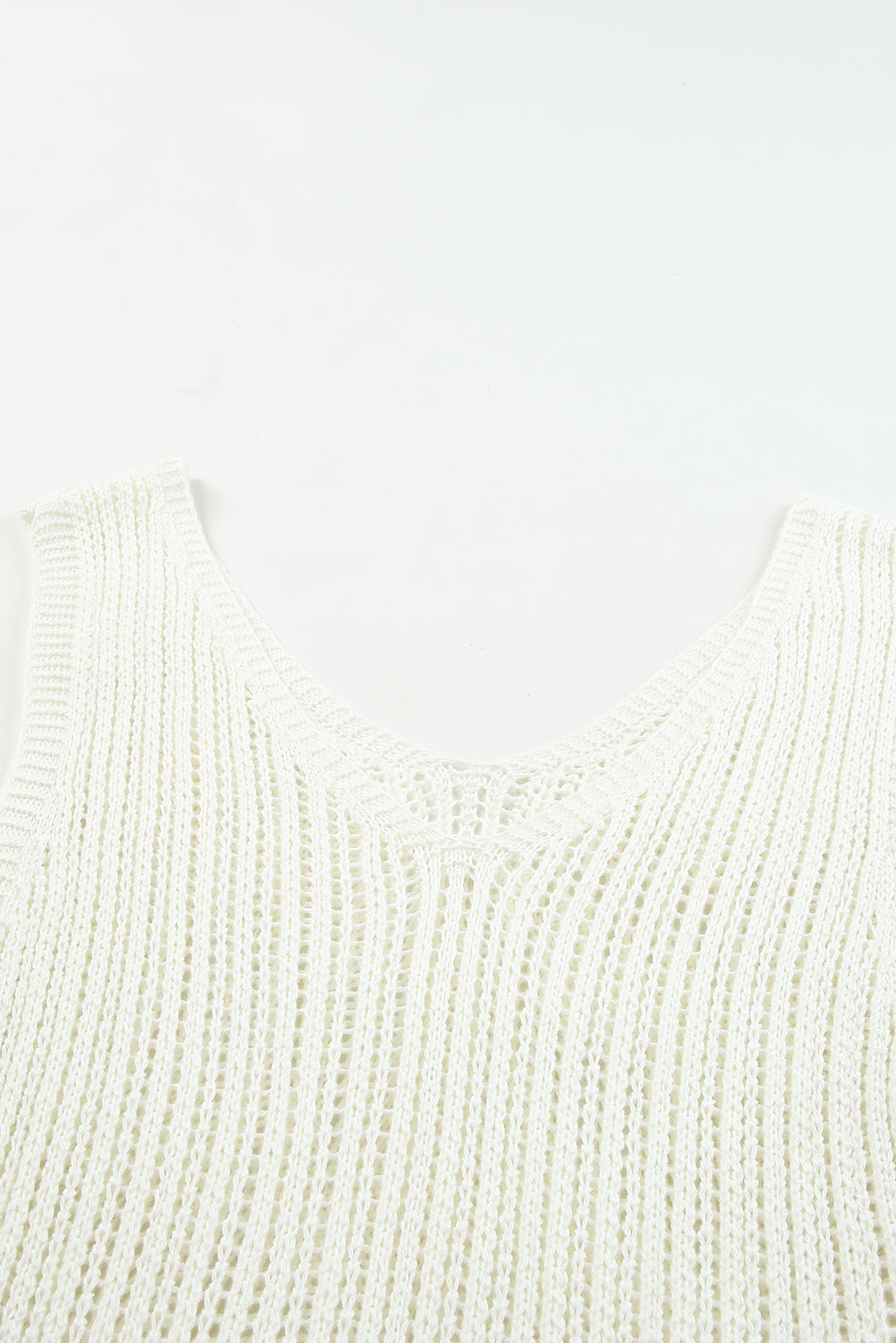 Weißes hohlgestricktes tank-top mit v-ausschnitt