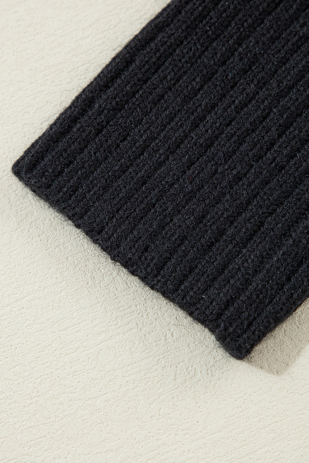 Schwarzer gestreifter, geknöpfter v-ausschnitt, lockere strickjacke mit hängenden schultern