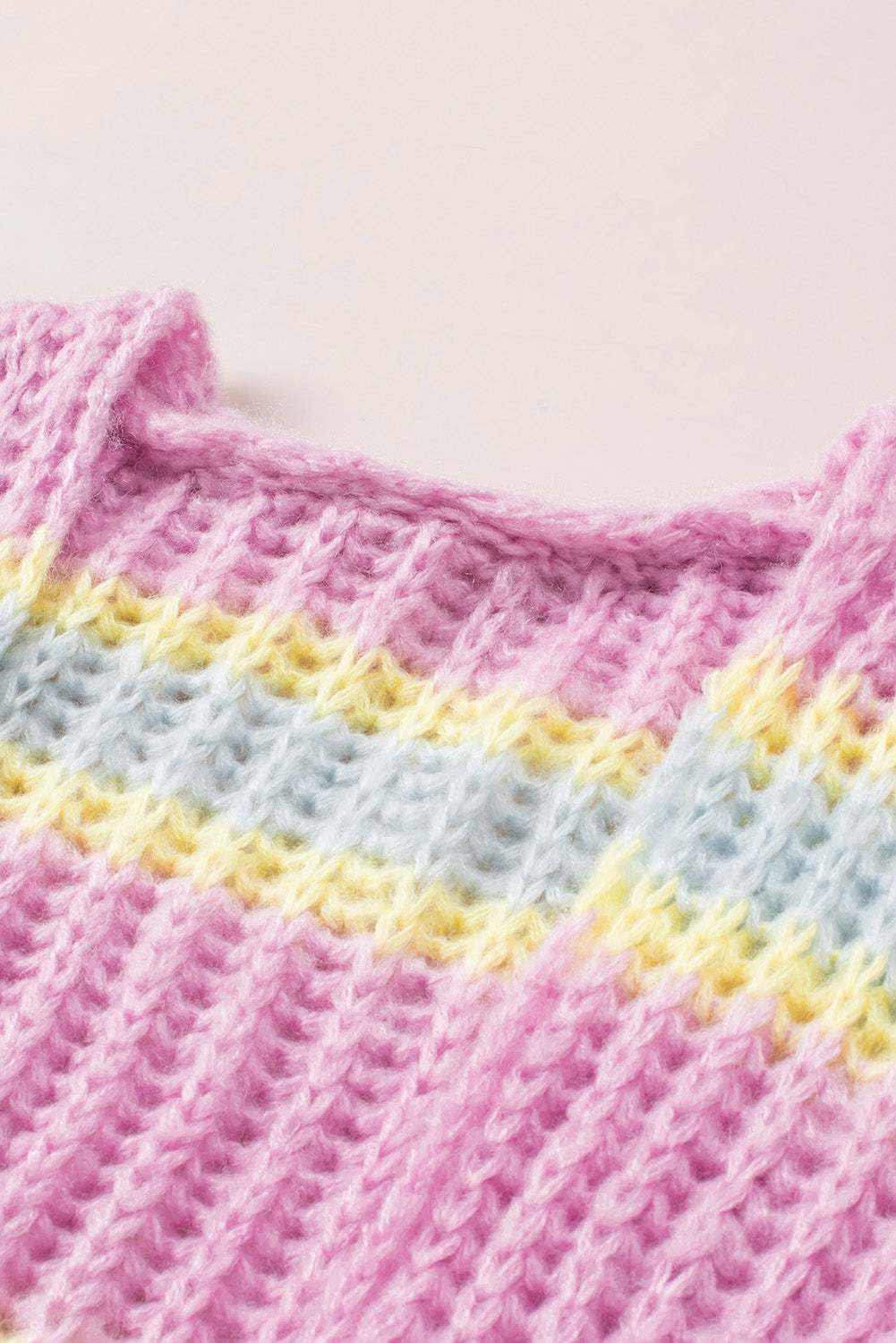 Rosa gestreifte strickjacke mit offener vorderseite und kontraststreifen