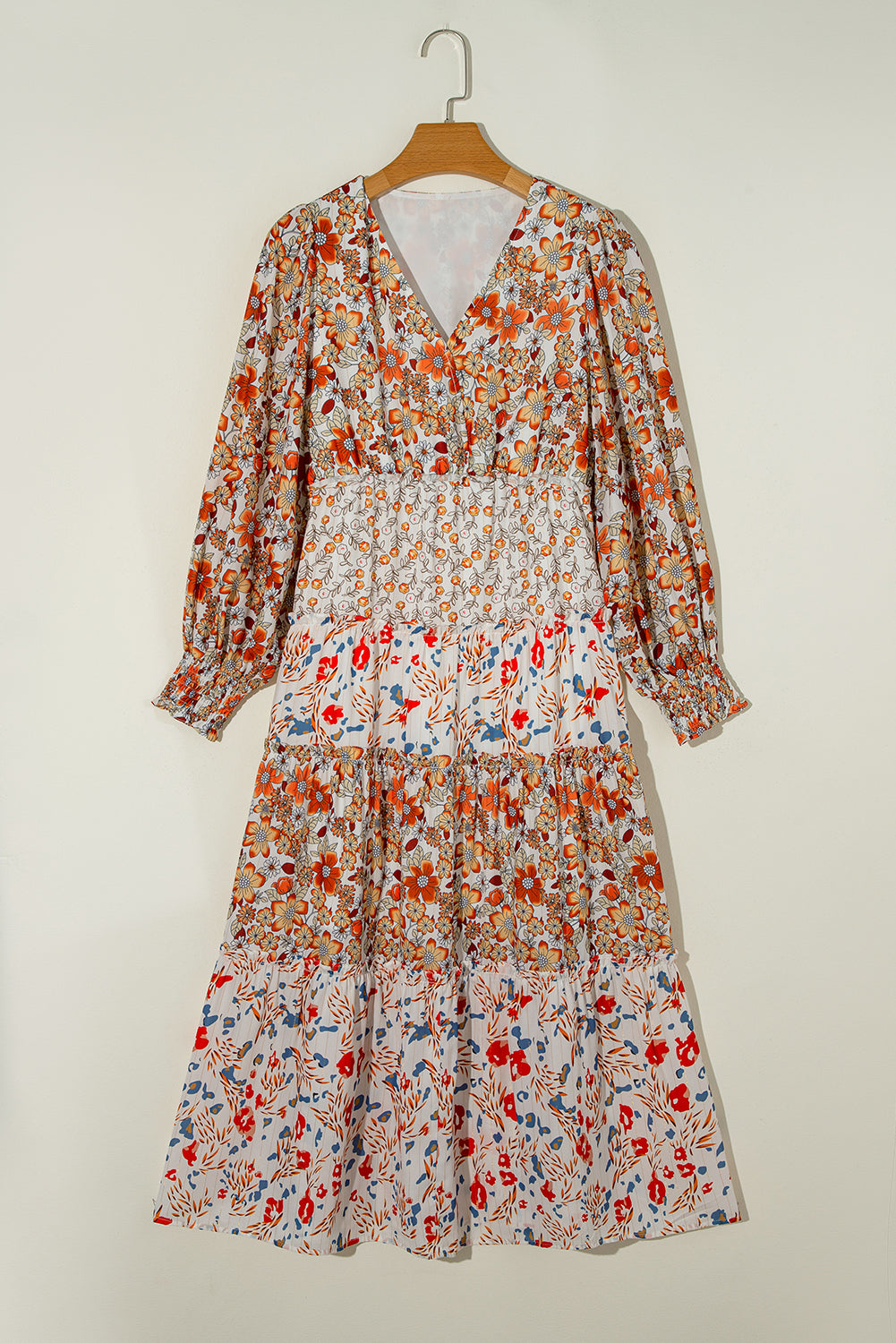 Khakifarbenes langarm-midikleid mit blumenmuster und gerafftem v-ausschnitt