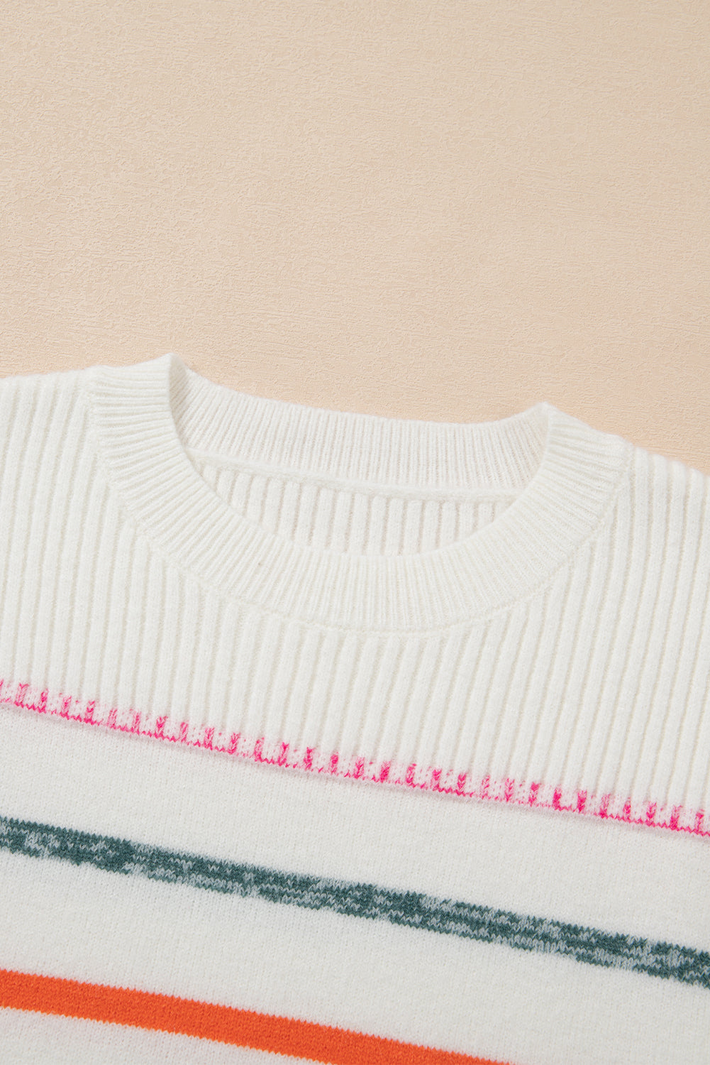 Weißer bunt gestreifter pullover mit rippstrickmuster