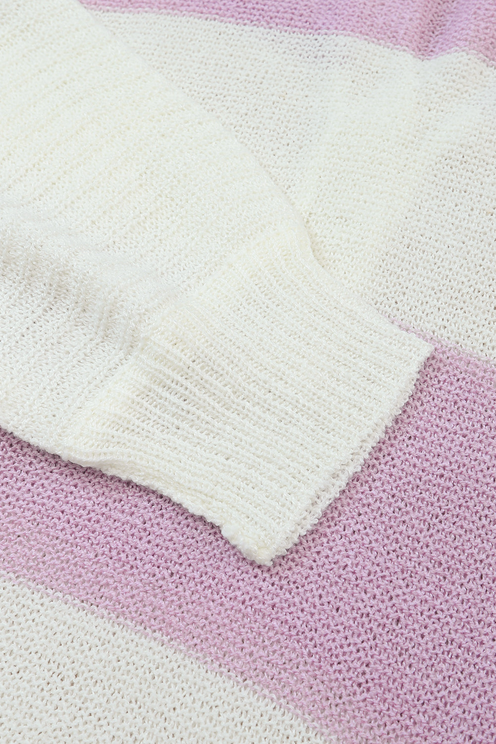 Rosa gestreifter strickpullover mit geripptem, geteiltem halsausschnitt