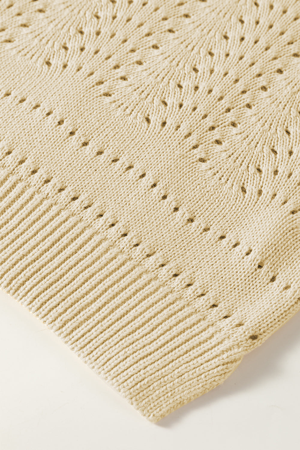 Beige gestrickter kurzarm-kropfpullover