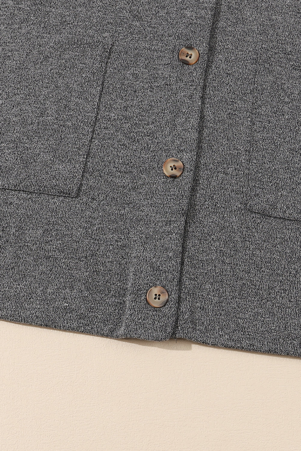Strickjacke mit taschen und knopfleiste in grauem heidekraut