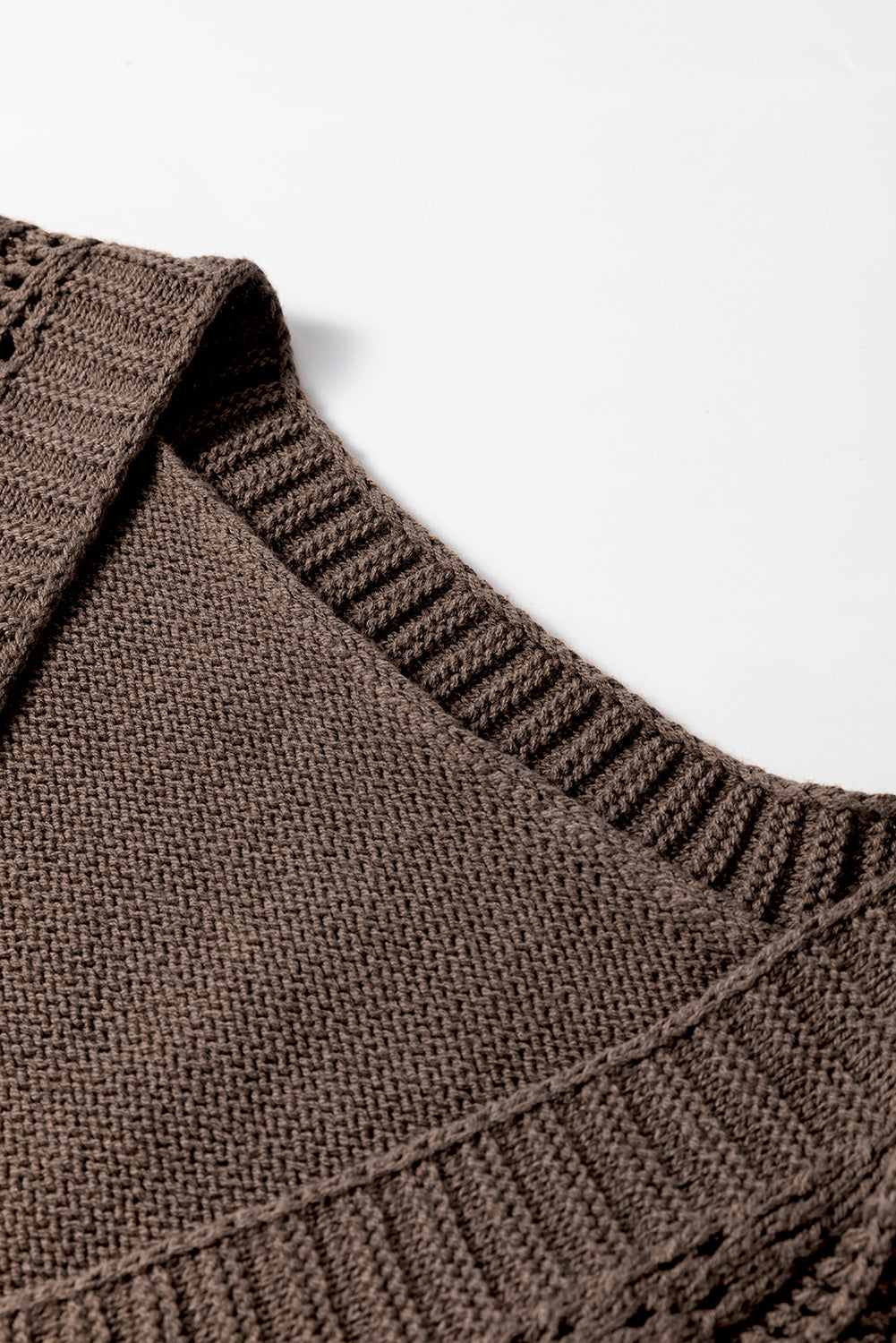 Dunkle khakifarbene strickjacke mit offenen schultern