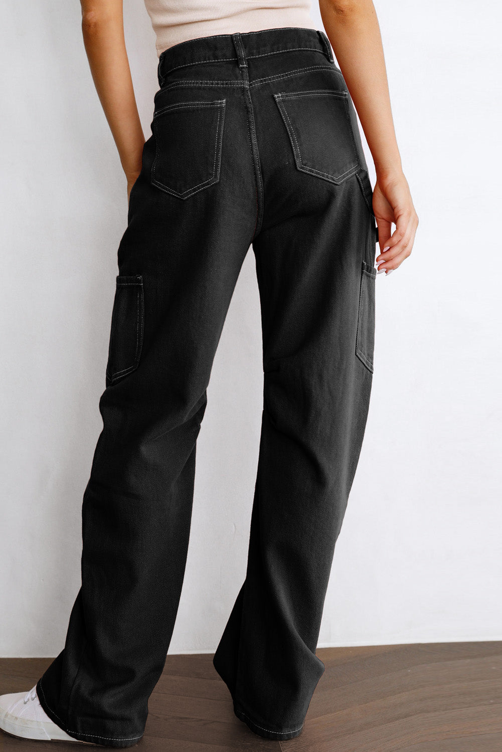 Schwarze cargo-hose mit hoher taille und geradem bein und taschen