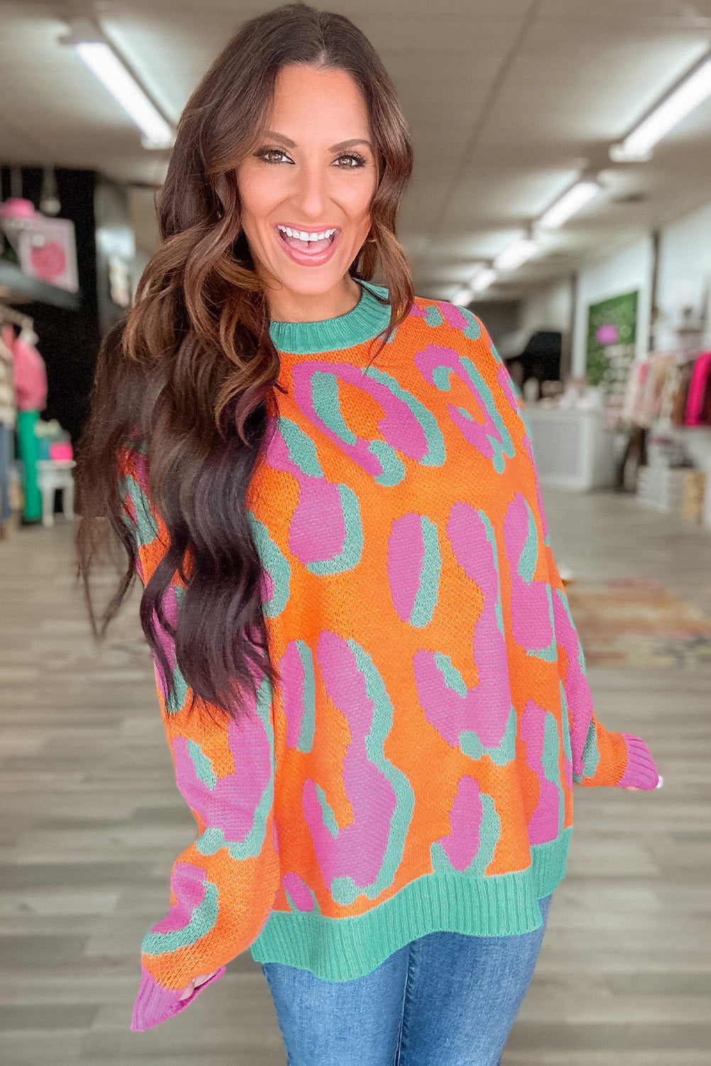 Orange leopard colorblock pullover mit geripptem rand