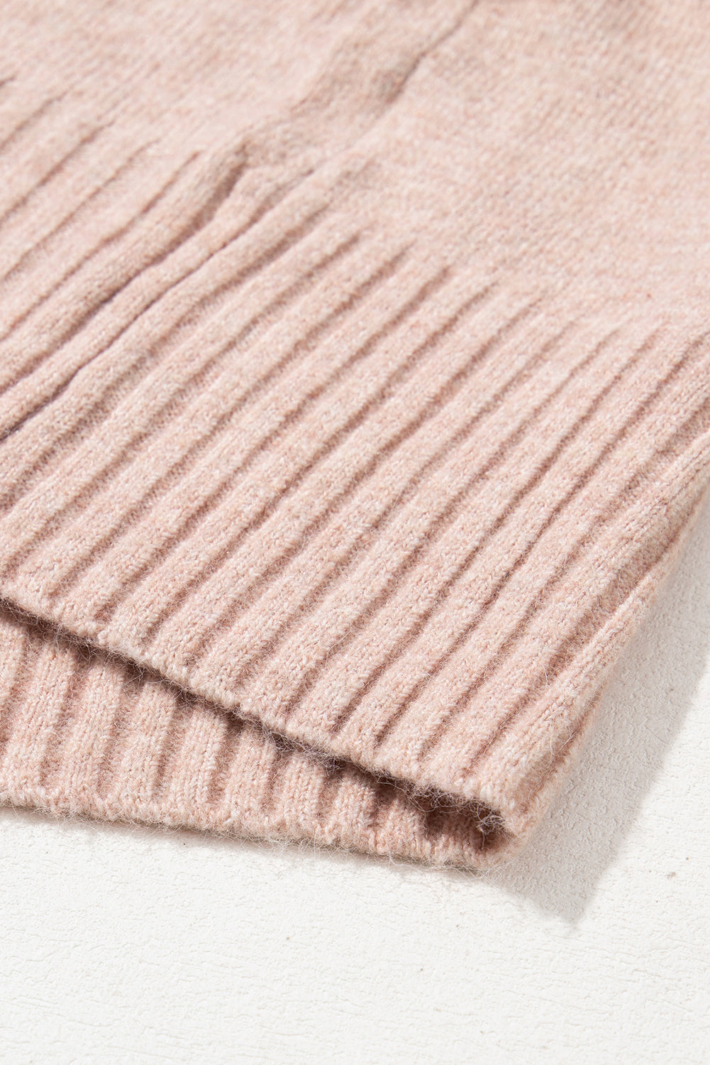 Rauchgraue strickjacke mit geripptem saum und offenen puffärmeln