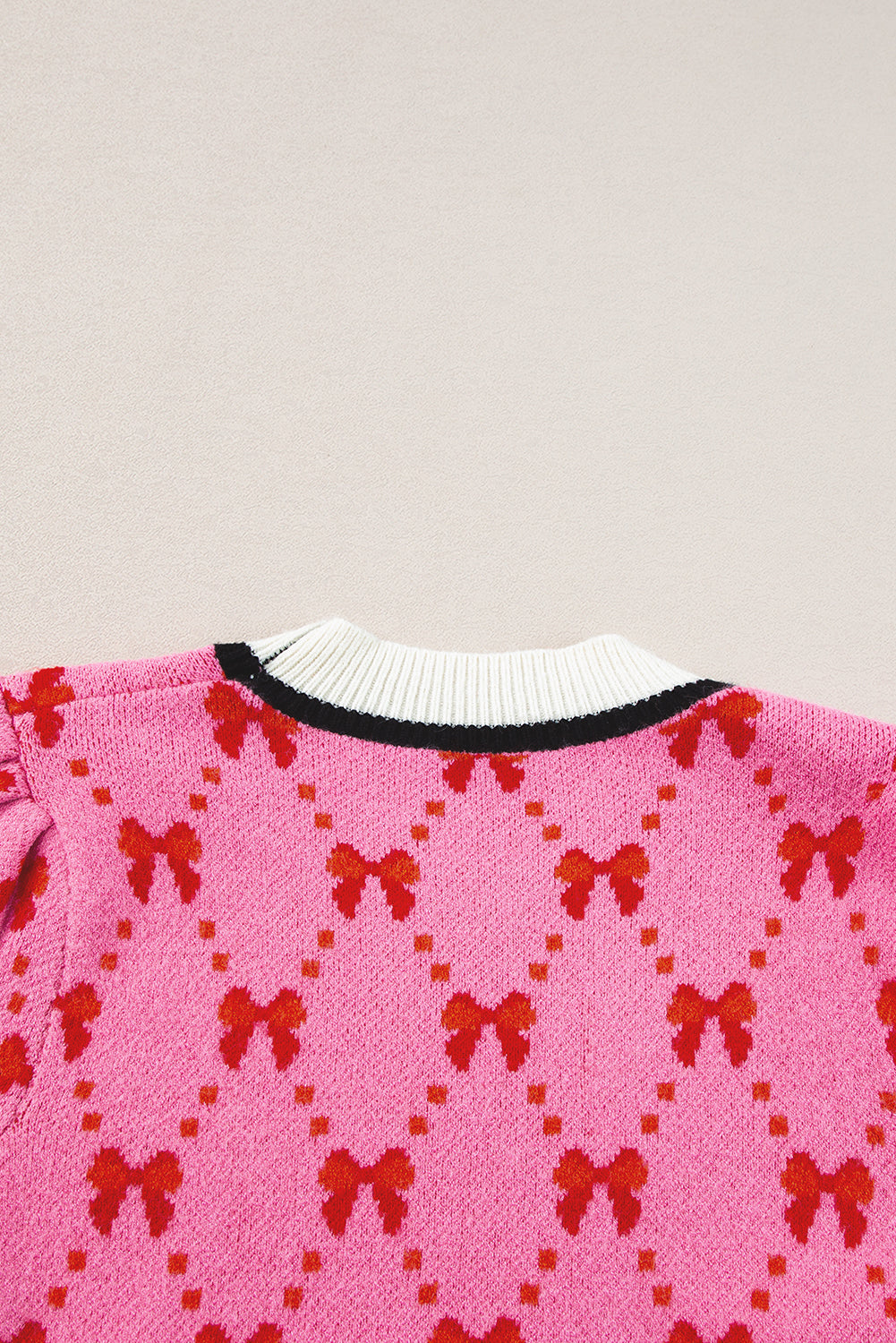 Rosa kurzarm-pullover mit schleifendruck