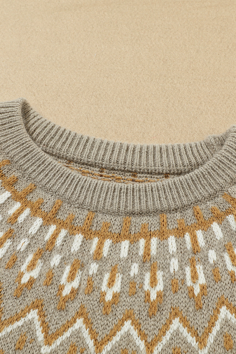 Grauer pullover mit geometrischem muster und geripptem rundhalsausschnitt