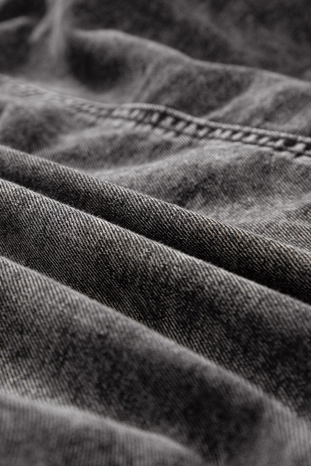 Mittelgraues Mineralwaschung gerafftes Kurzarm-Denimkleid mit Knöpfen