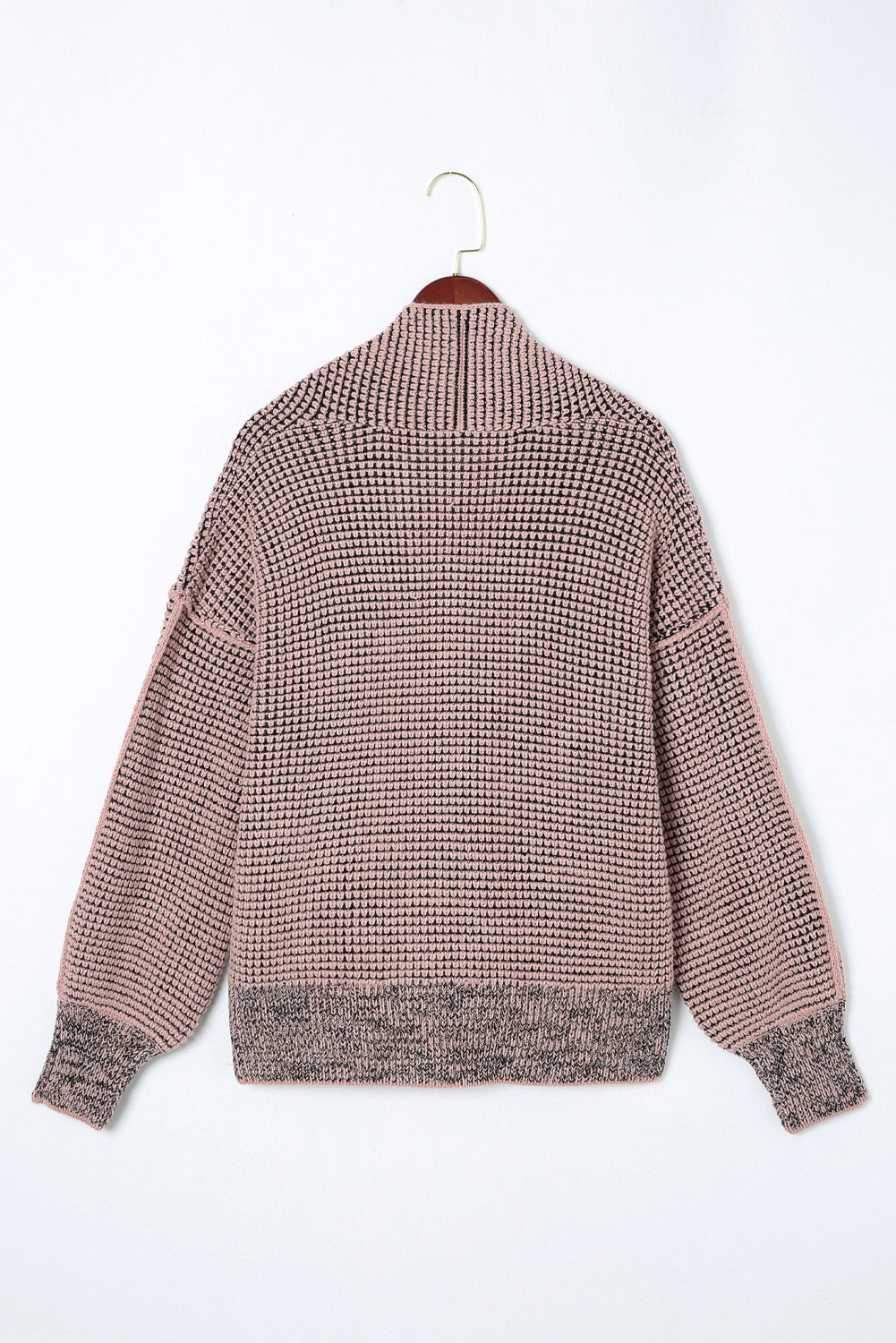 Rosa strickjacke mit waffelstrick und übergroßem kragen