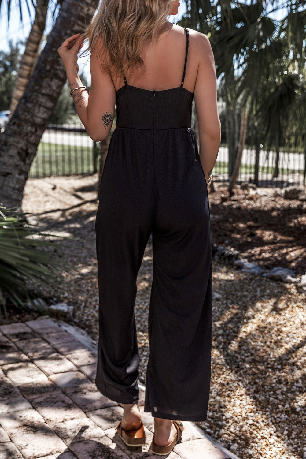 Schwarzes weites bein mit hoher taille sexy v-ausschnitt cami jumpsuit