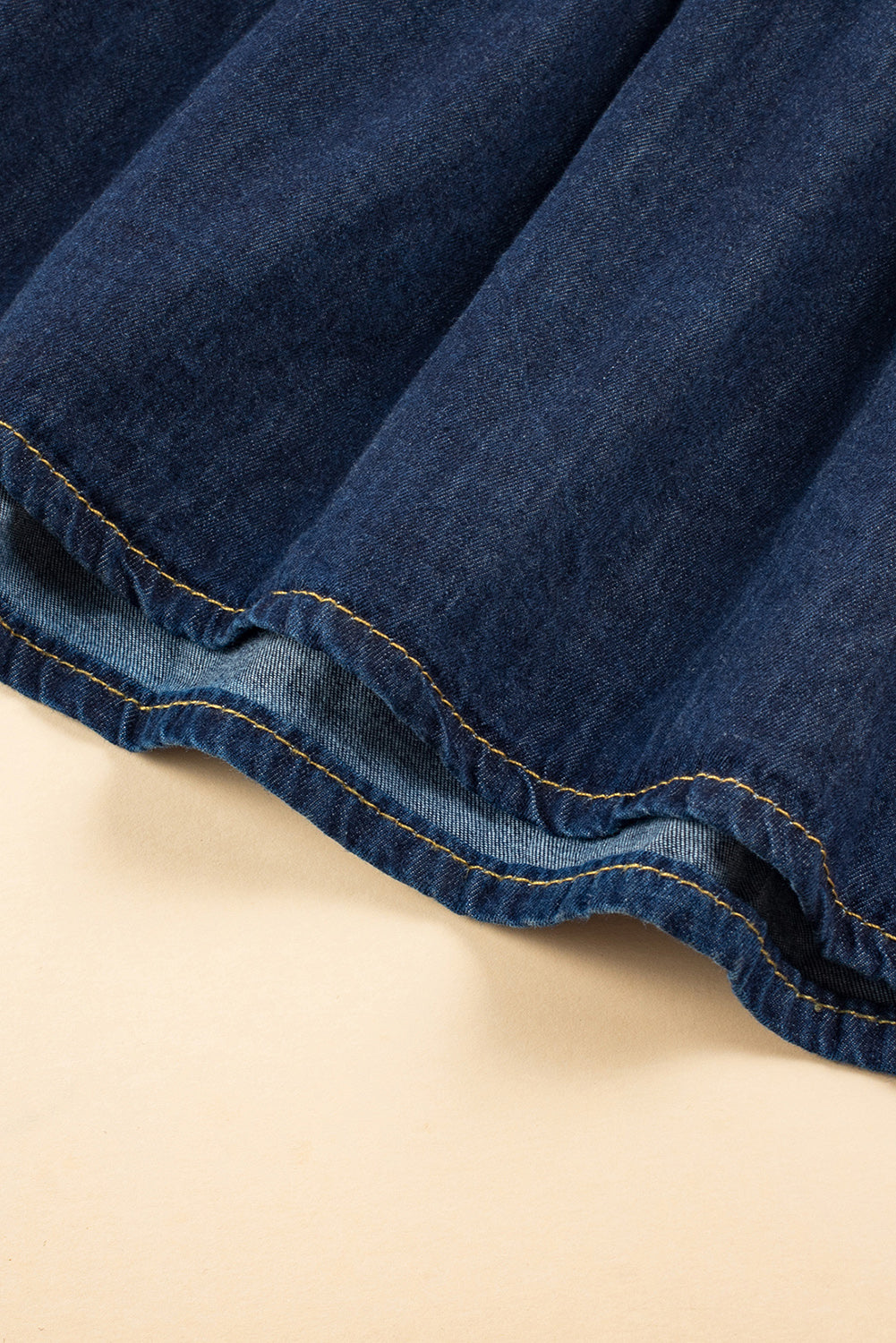 Ärmelloses, gestuftes Maxikleid aus Chambray in echtem Petrol