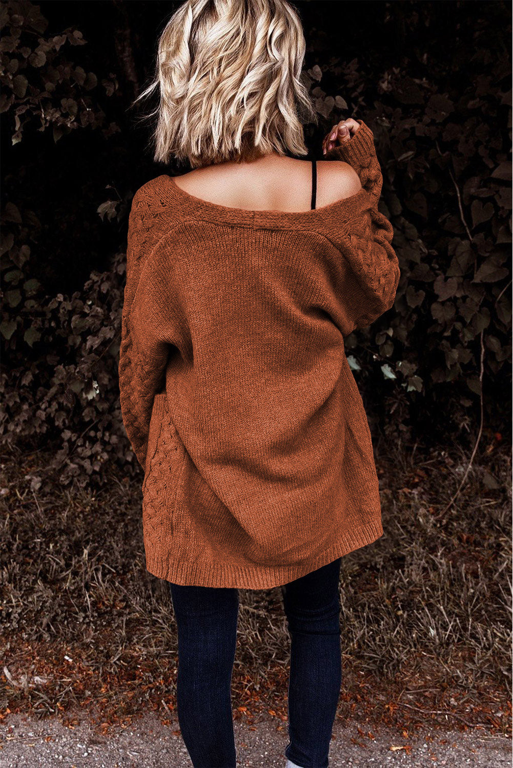 Brauner strickcardigan mit offener vorderseite und gewebter textur und taschen