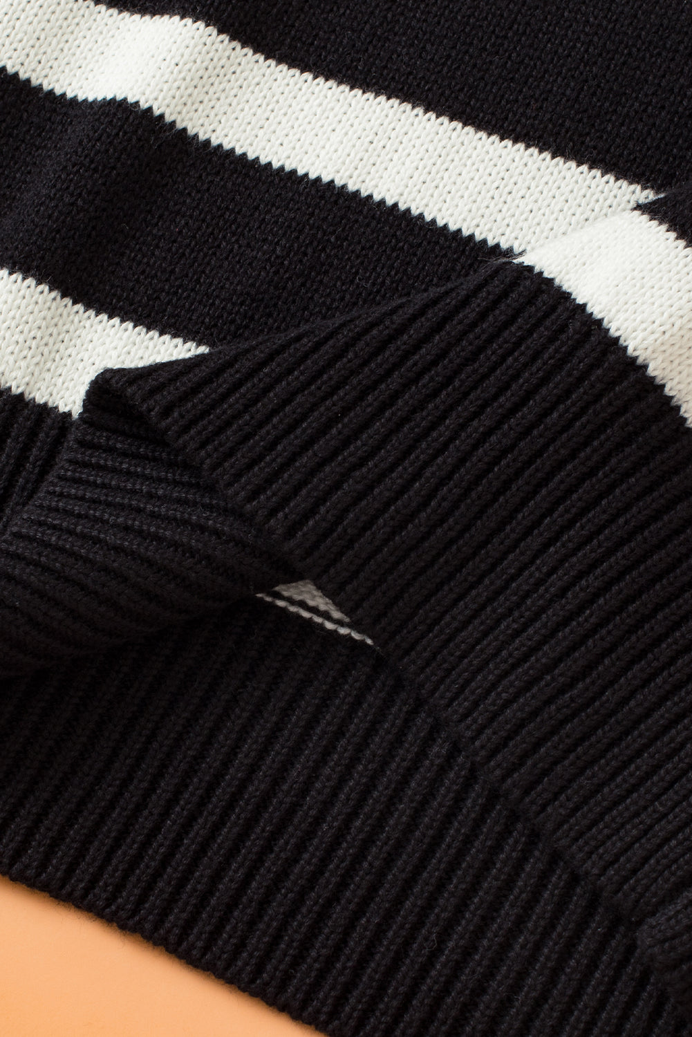 Schwarzer streifenstrickpullover mit reißverschlusskragen tank