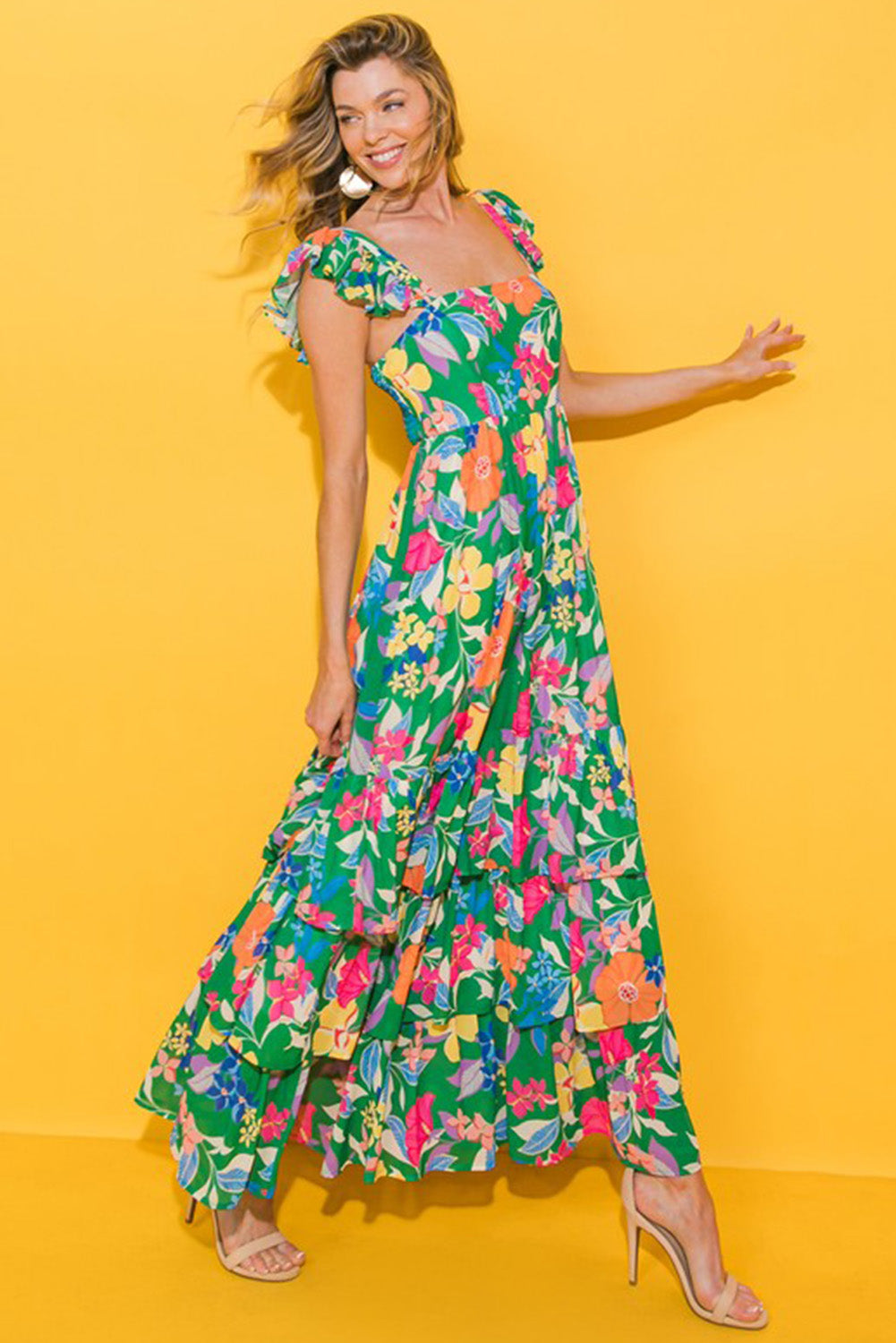 Grünes ärmelloses maxikleid mit blumendruck und rüschenbesatz