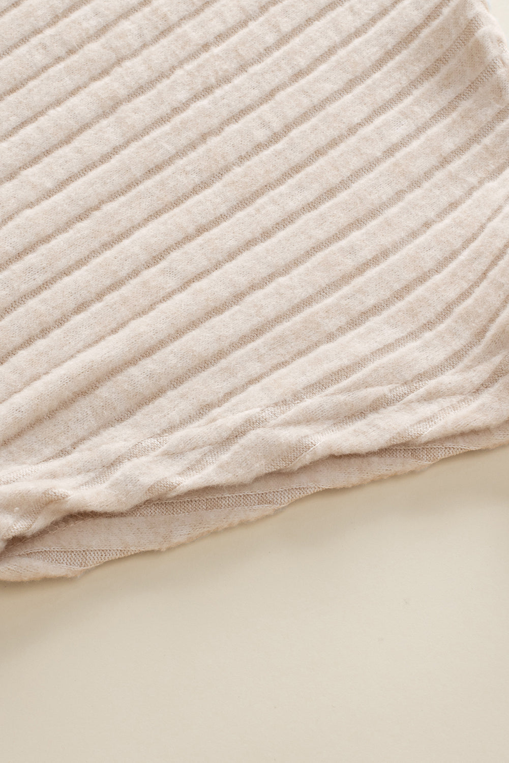 Pergamentfarbener gerippter kurzarm-overall mit weitem bein