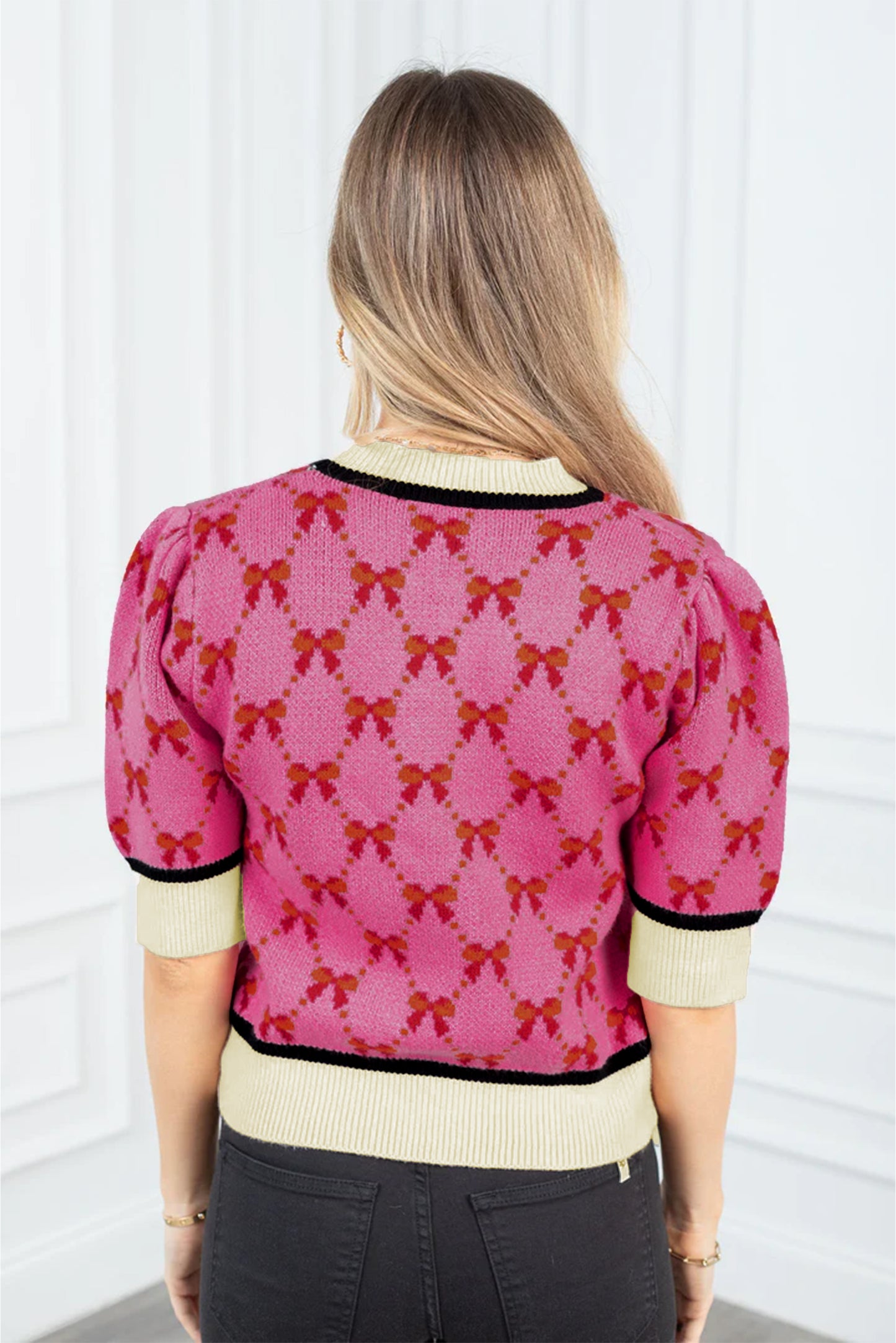 Rosa kurzarm-pullover mit schleifendruck
