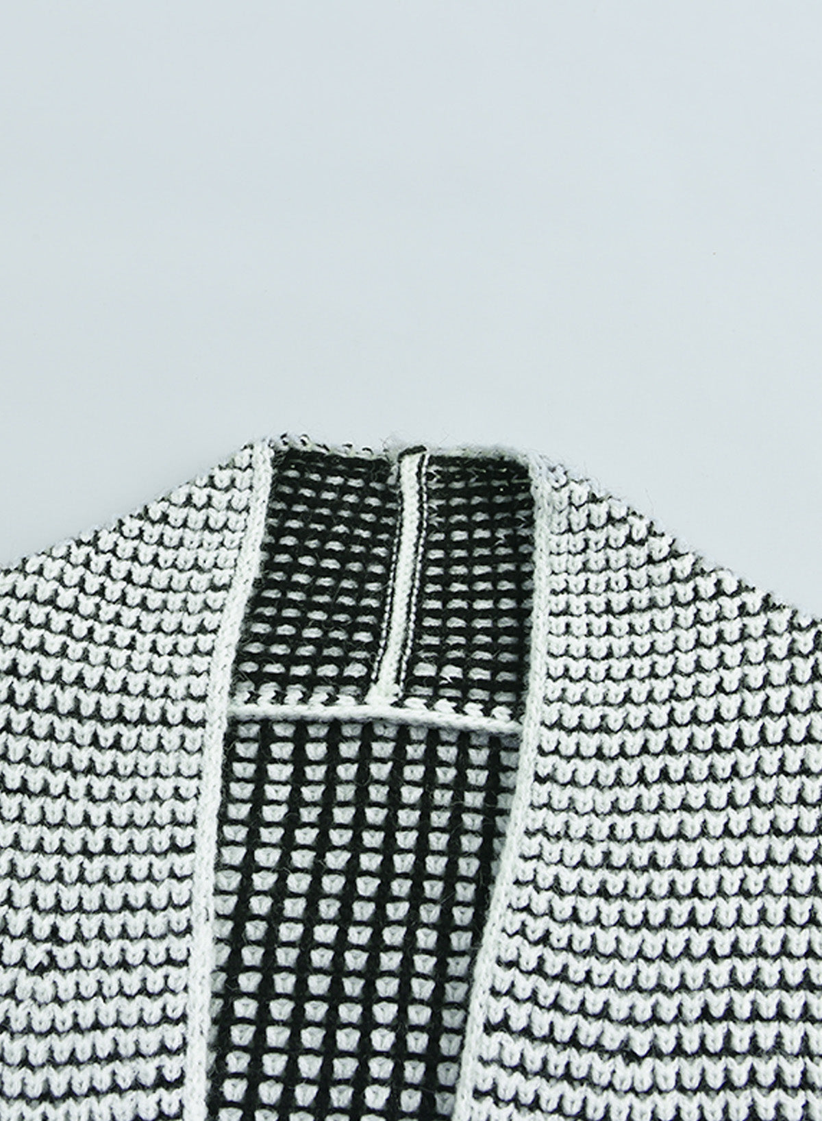 Graue karierte strickjacke mit offener vorderseite