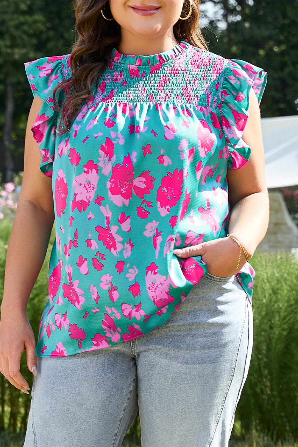 Grüne bluse mit gerafftem blumenmuster und smokey-detail in übergröße