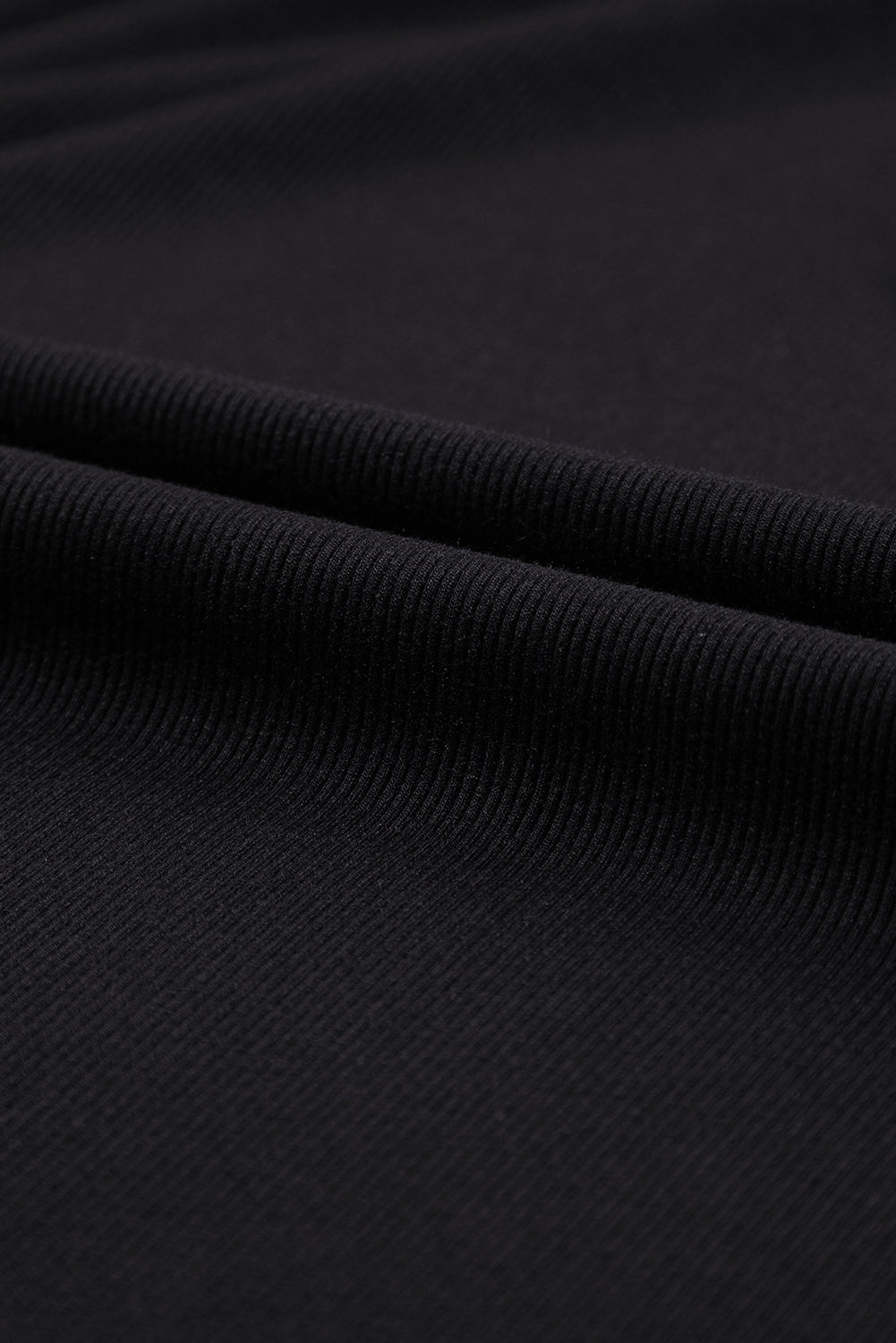 Schwarzer ärmelloser jumpsuit mit weitem bein und eingeschnürter taille