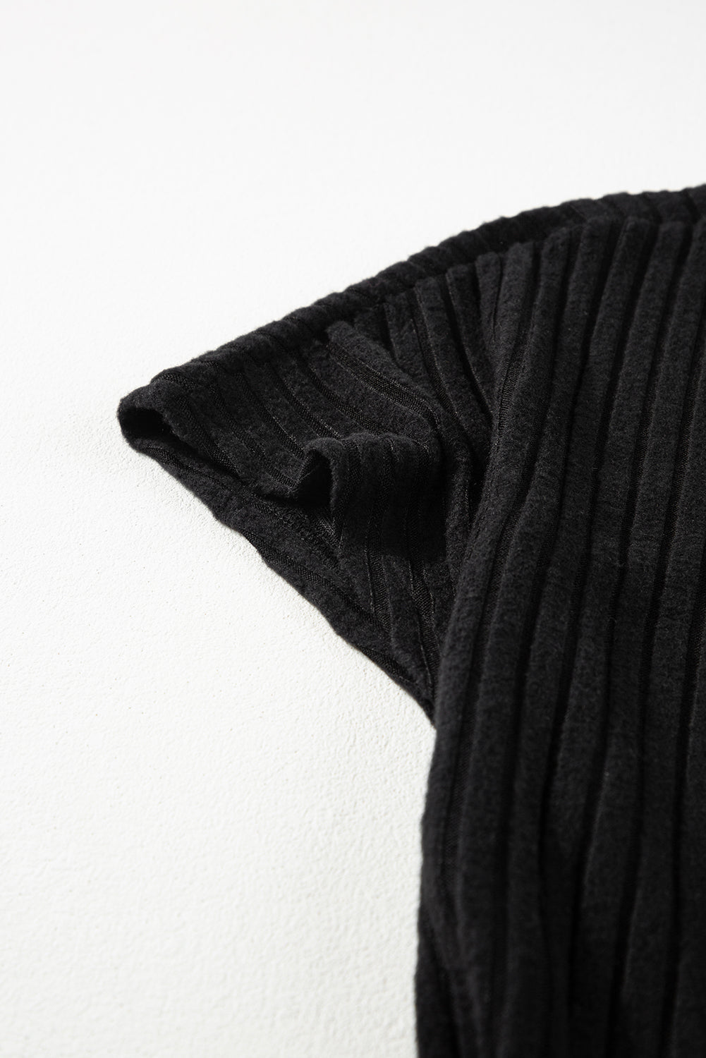 Schwarzer vollfarbiger gerippter kurzarm-overall mit weitem bein
