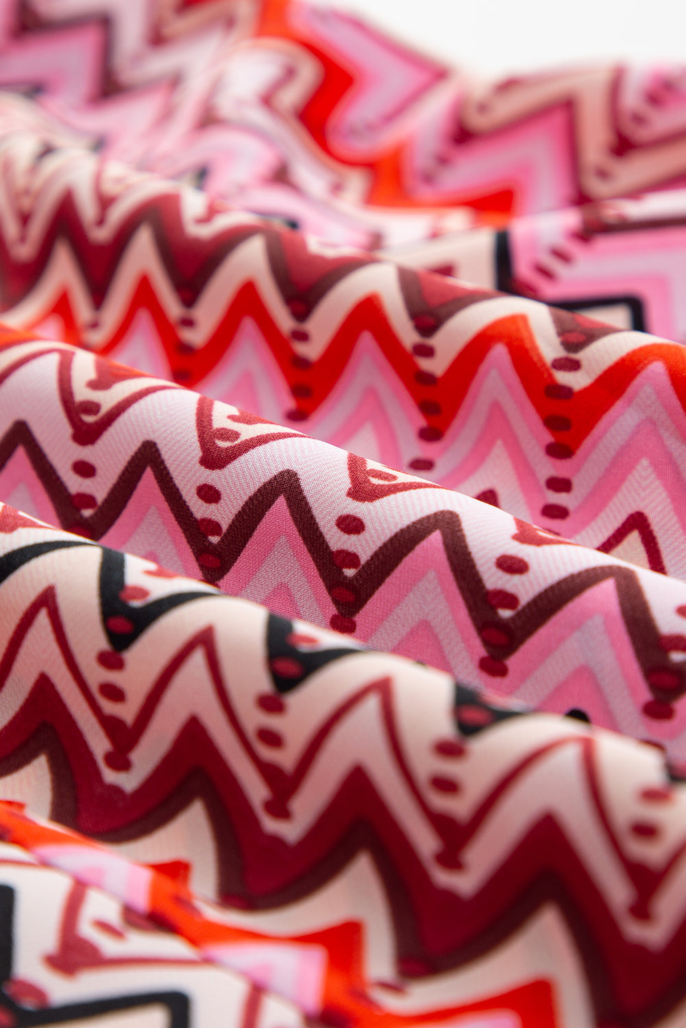 Rotes rückenfreies maxikleid mit stammesmotiven im boho-look