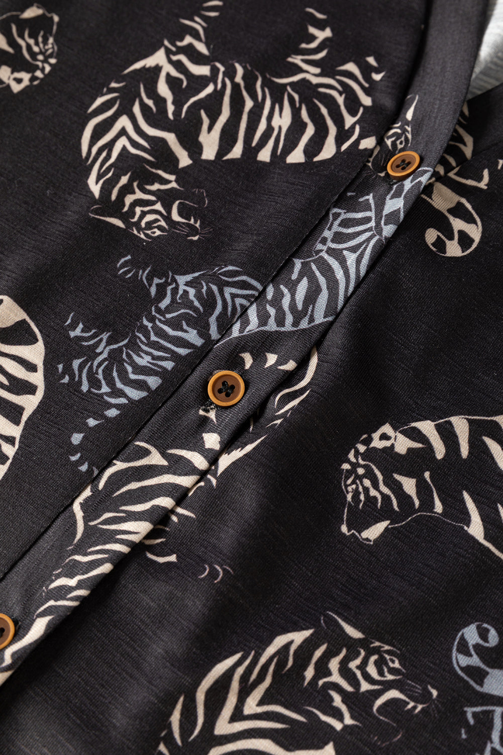 Schwarze wild tiger print knopfleiste strickjacke