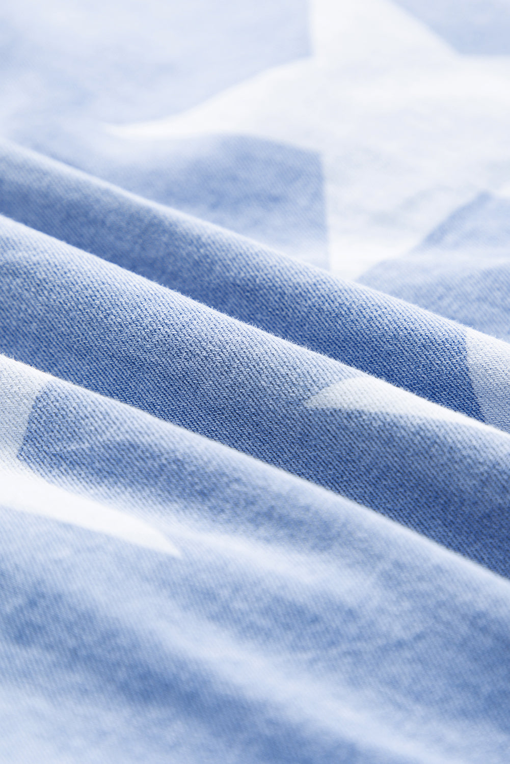 Himmelblaues Denim-Kleid mit ausgefranstem Saum und kurzen Ärmeln