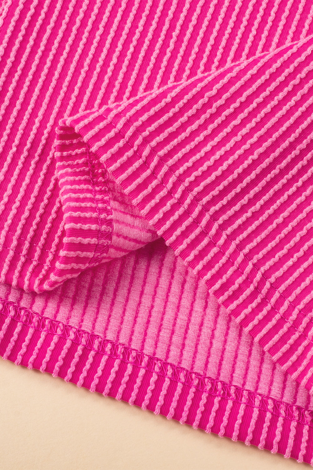 Rosarotes strukturiertes Minikleid mit gerafften Flatterärmeln