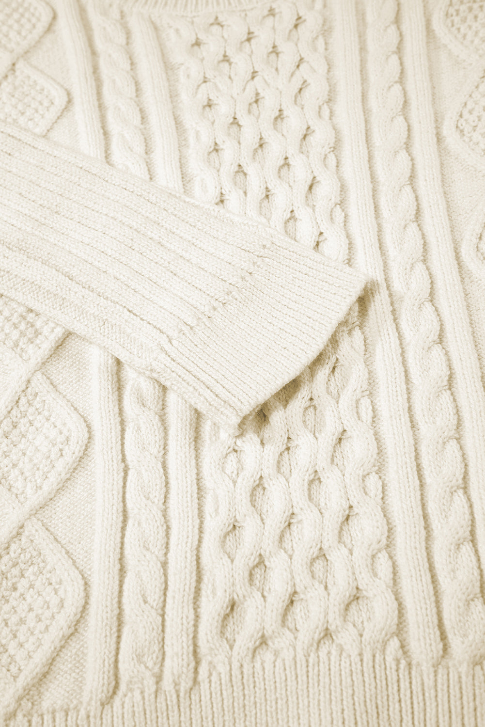 Weißer strickpullover mit zopfmuster