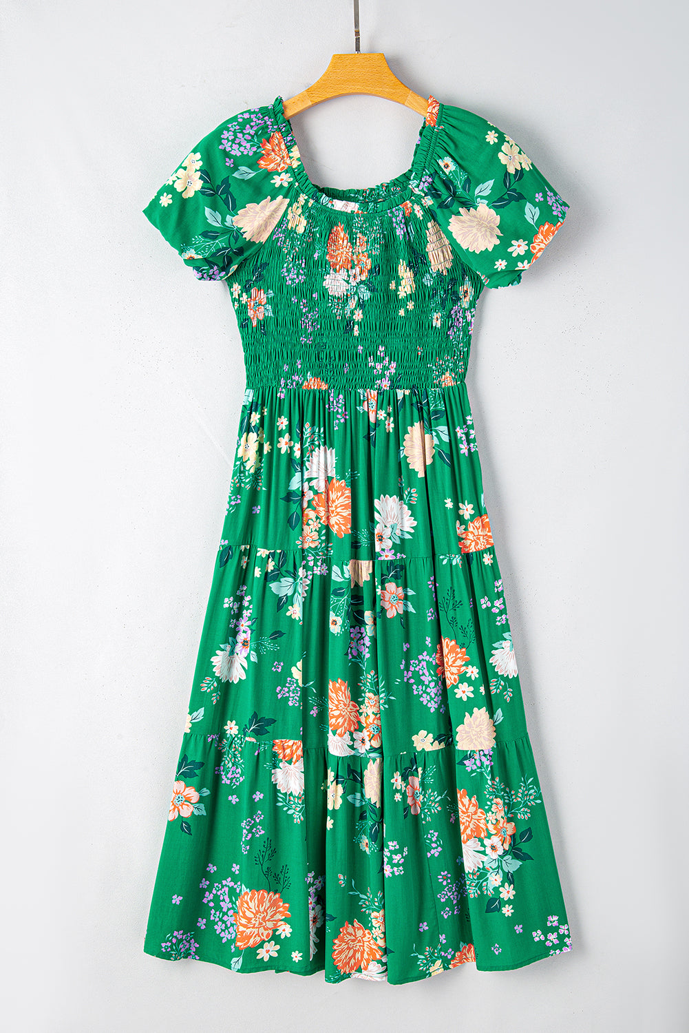 Grünes midikleid mit blümchendruck und gesmokten ärmeln