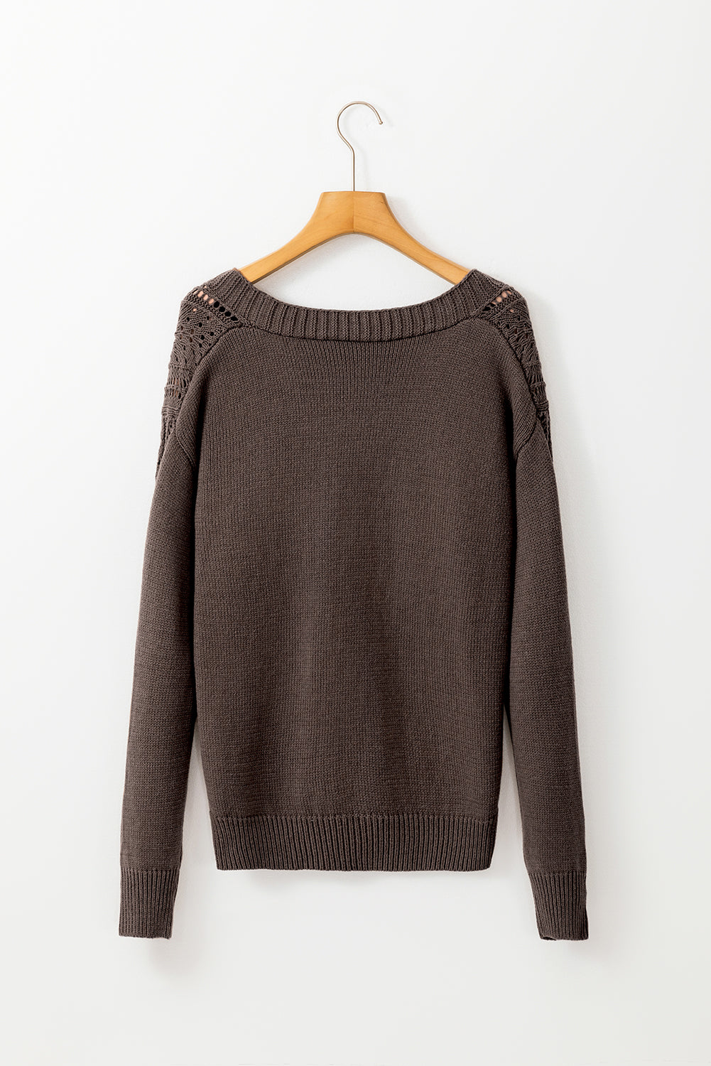 Dunkle khakifarbene strickjacke mit offenen schultern