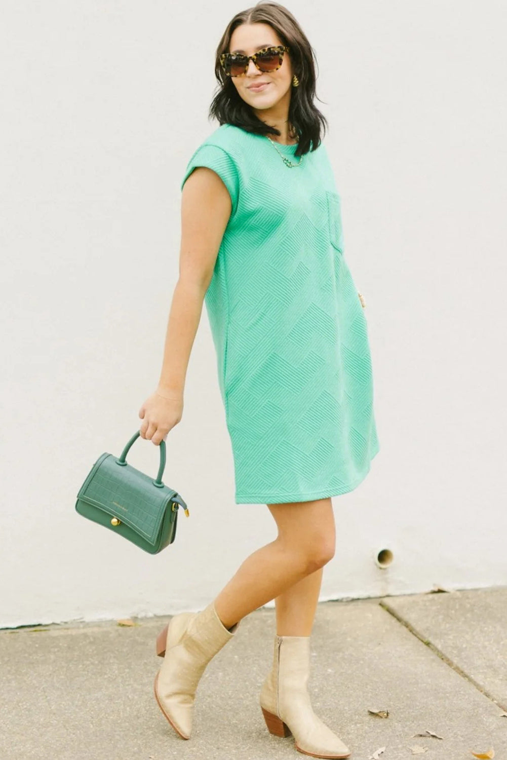 Mintgrünes strukturiertes t-shirt-kleid mit langen ärmeln