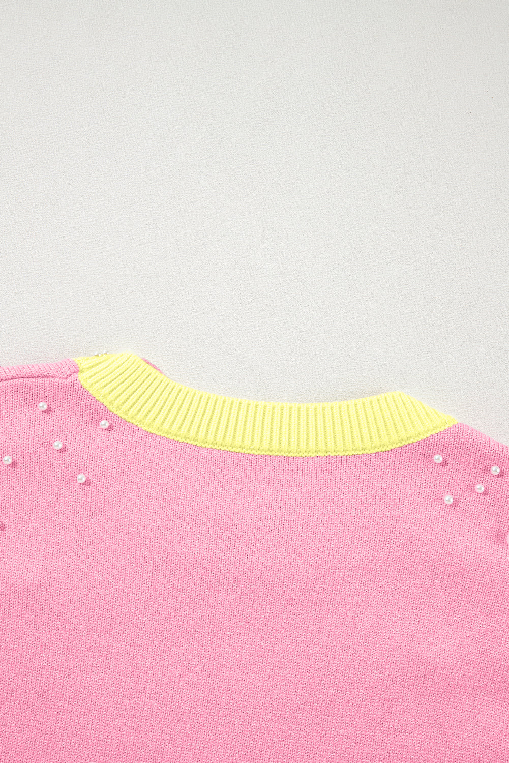 Rosenroter colorblock pullover mit rundhalsausschnitt und halben ärmeln mit perlen