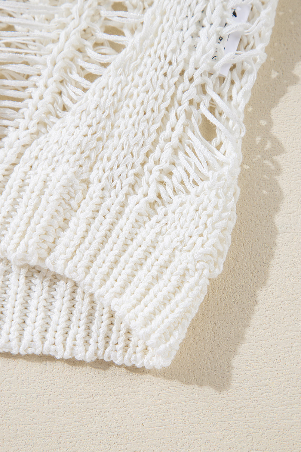 Weißer gehäkelter rundhalsausschnitt pullover mit lockerer passform