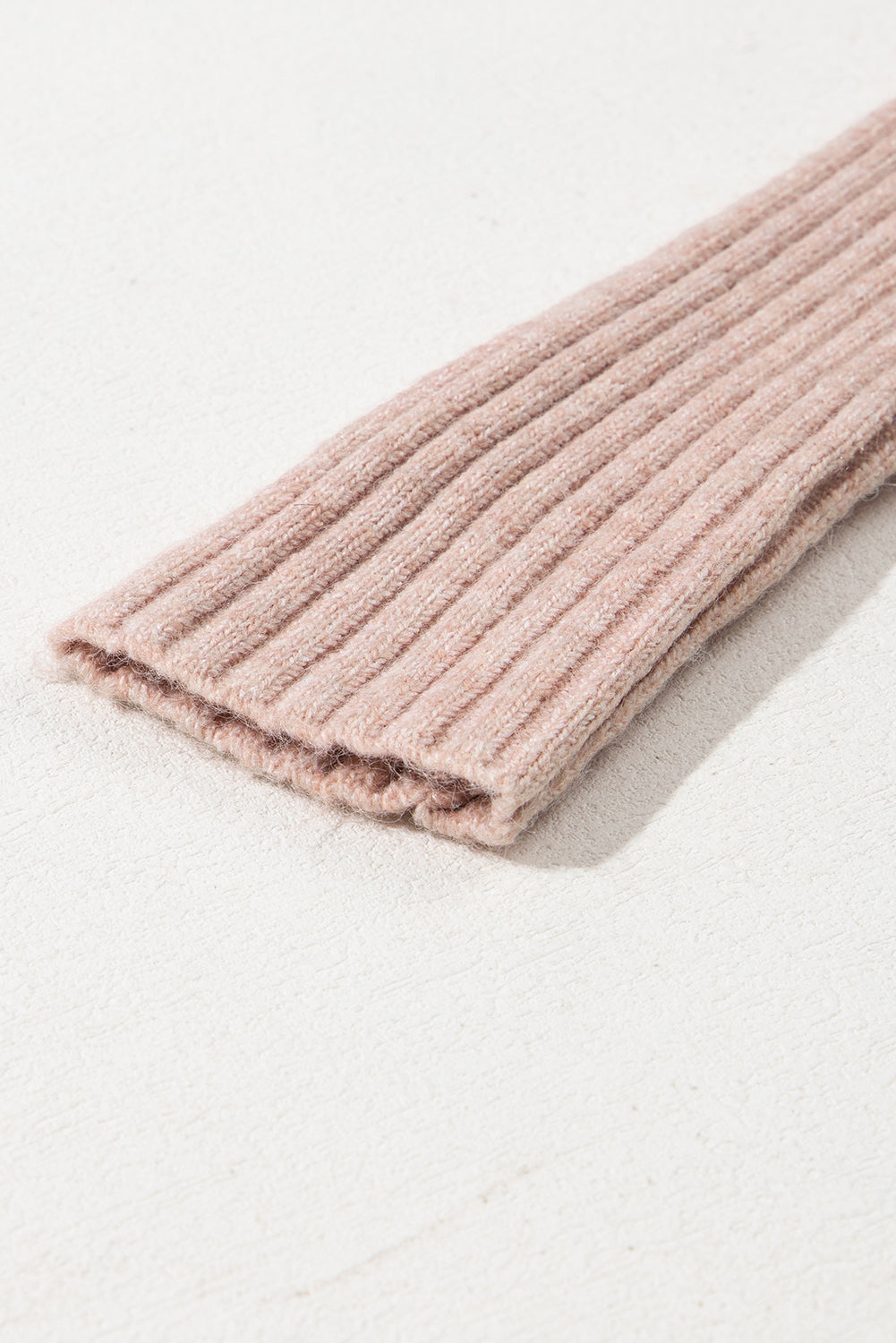 Rauchgraue strickjacke mit geripptem saum und offenen puffärmeln