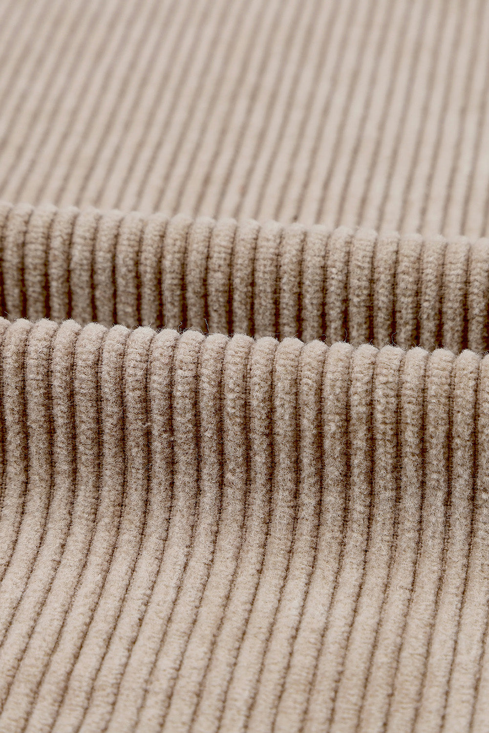 Khakifarbene patchwork-kapuzenjacke aus cord
