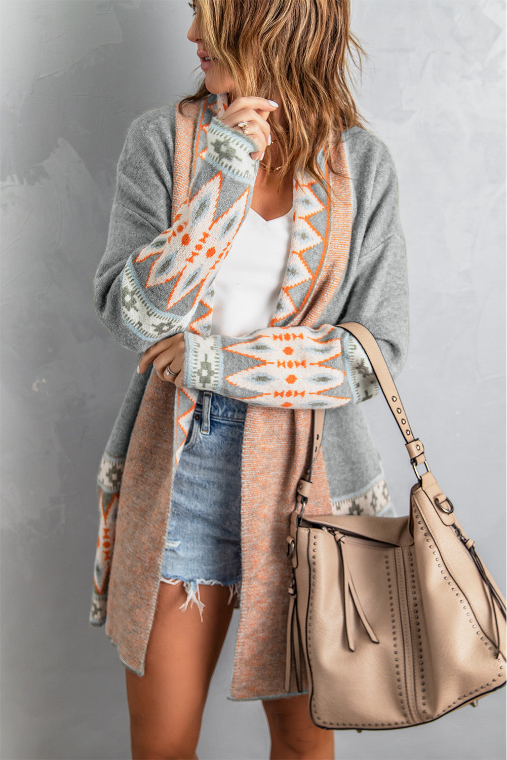 Graue strickjacke mit aztekenmuster und offener vorderseite