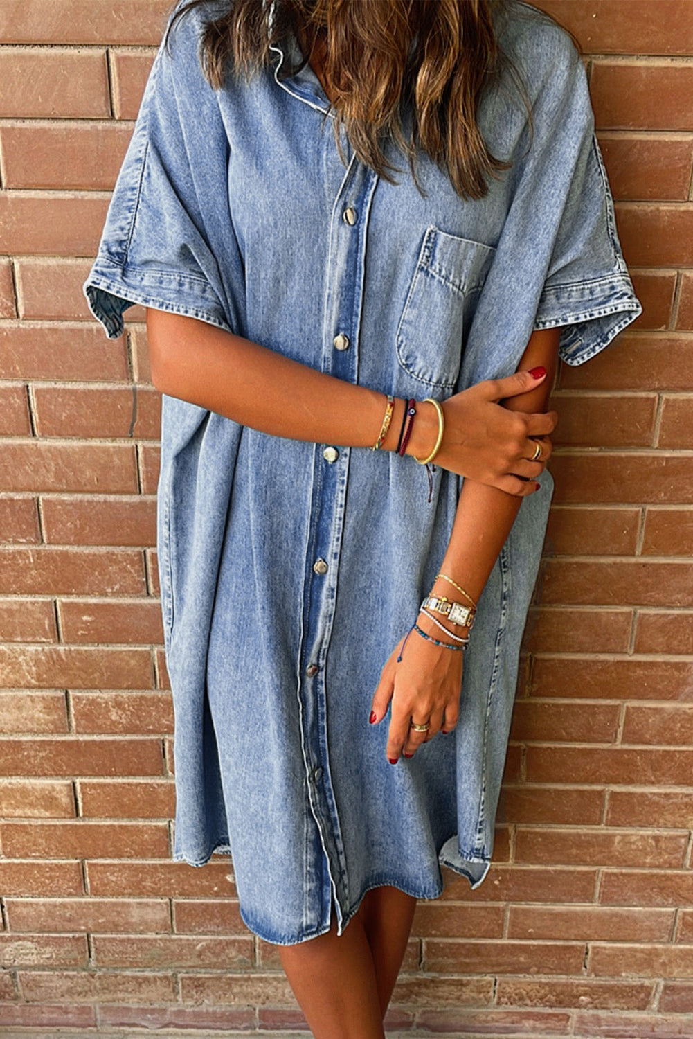 Hellblaues lockeres Hemd mit kurzen Ärmeln und mittlerer Waschung Chambray-Kleid