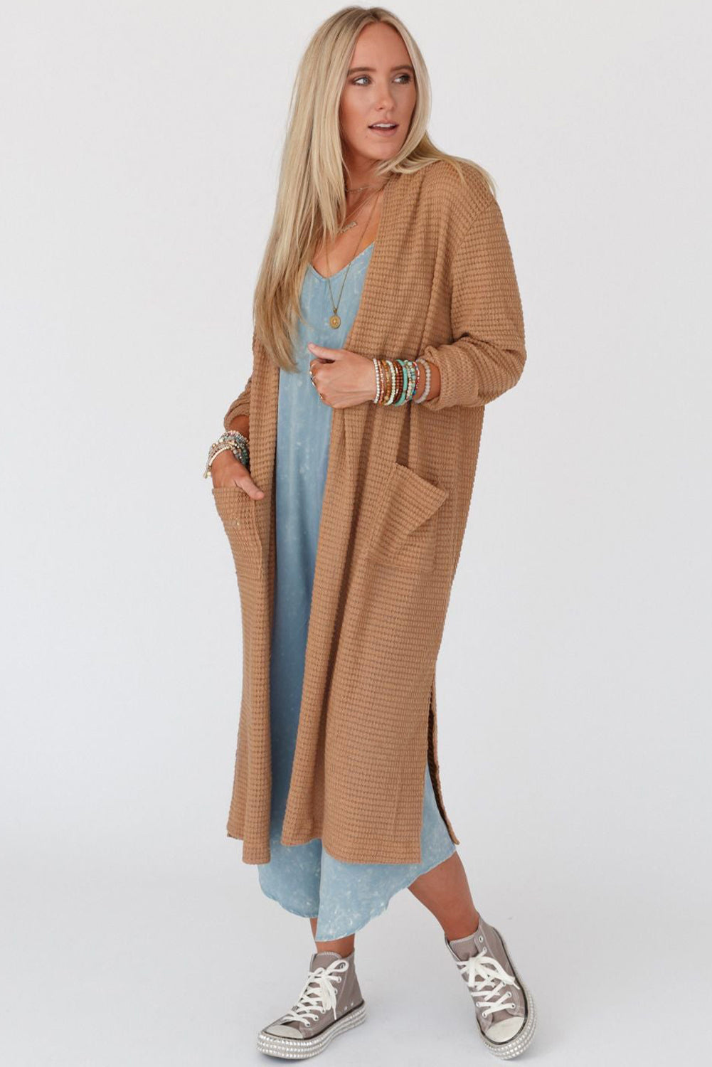 Kastanienbrauner langer waffelstrick-cardigan mit taschen