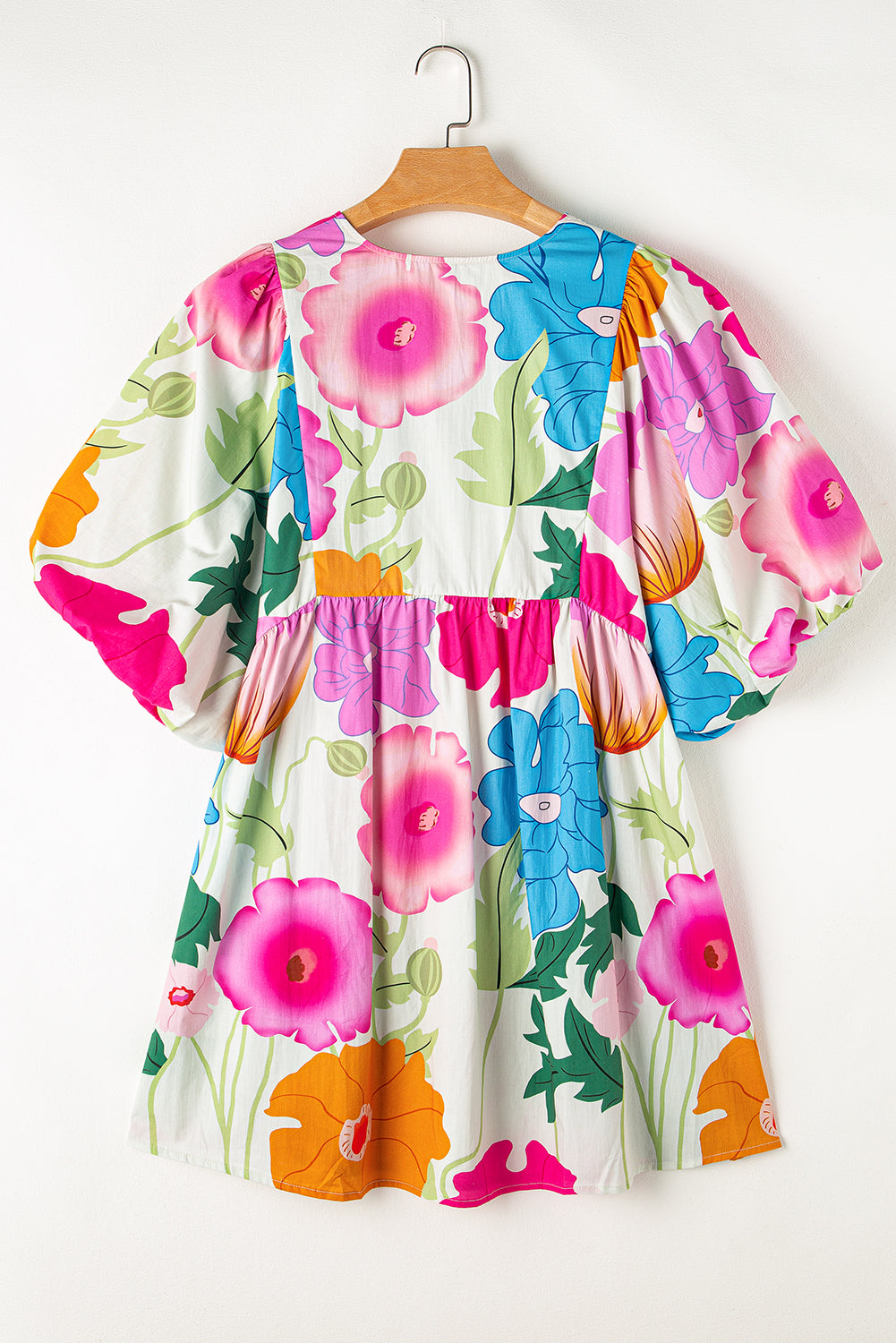 Weißes babydoll-kleid mit blumendruck und geteiltem ausschnitt