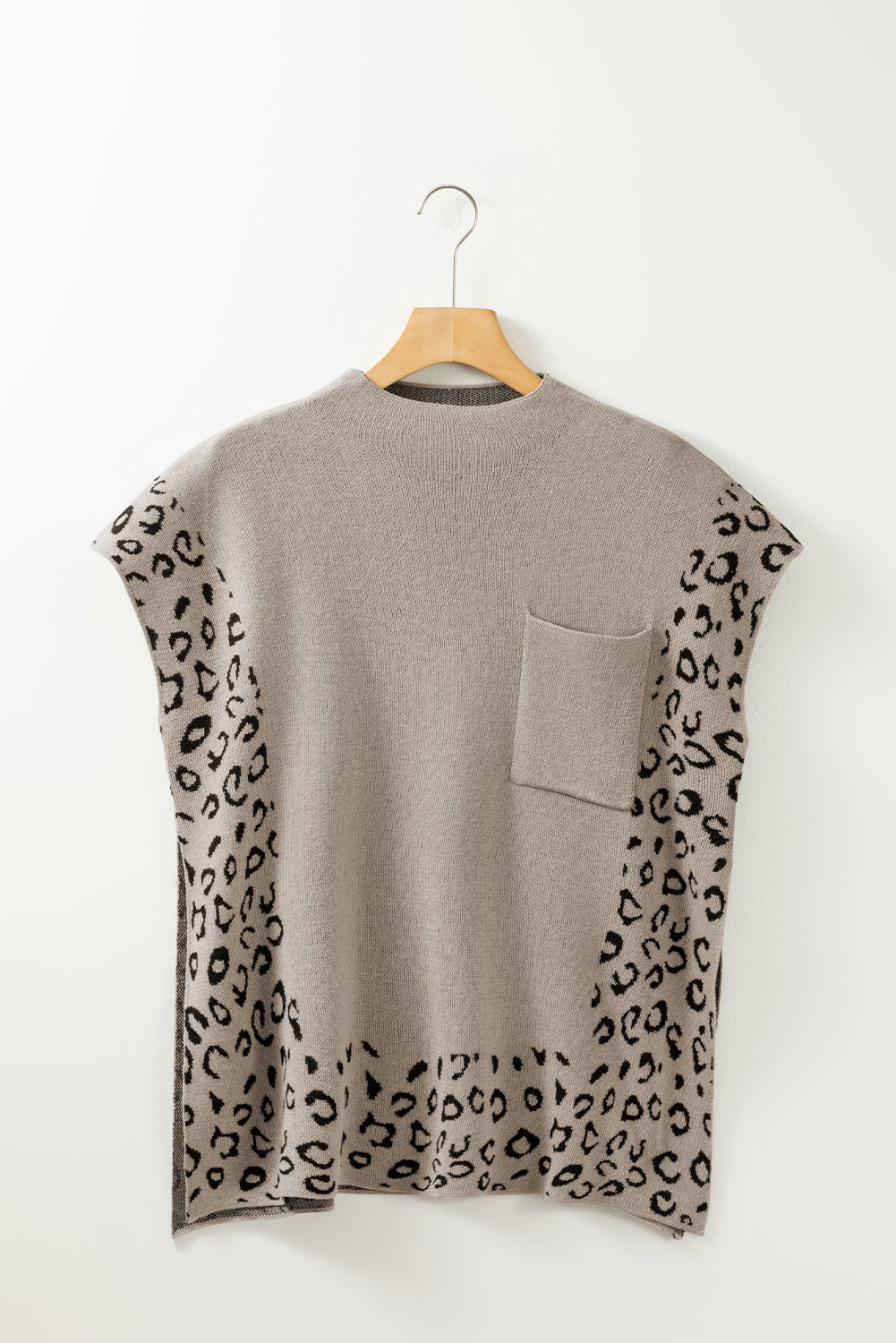 Rauchgrauer leopardenbesatz hochgeschlossener kurzarmpullover