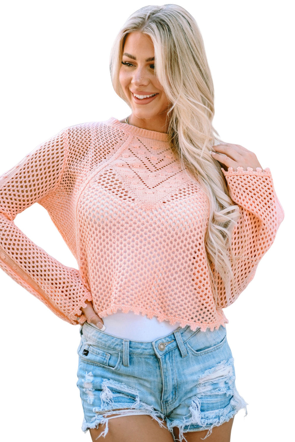 Rosa strickpullover mit glockenärmeln und hohlen ösen
