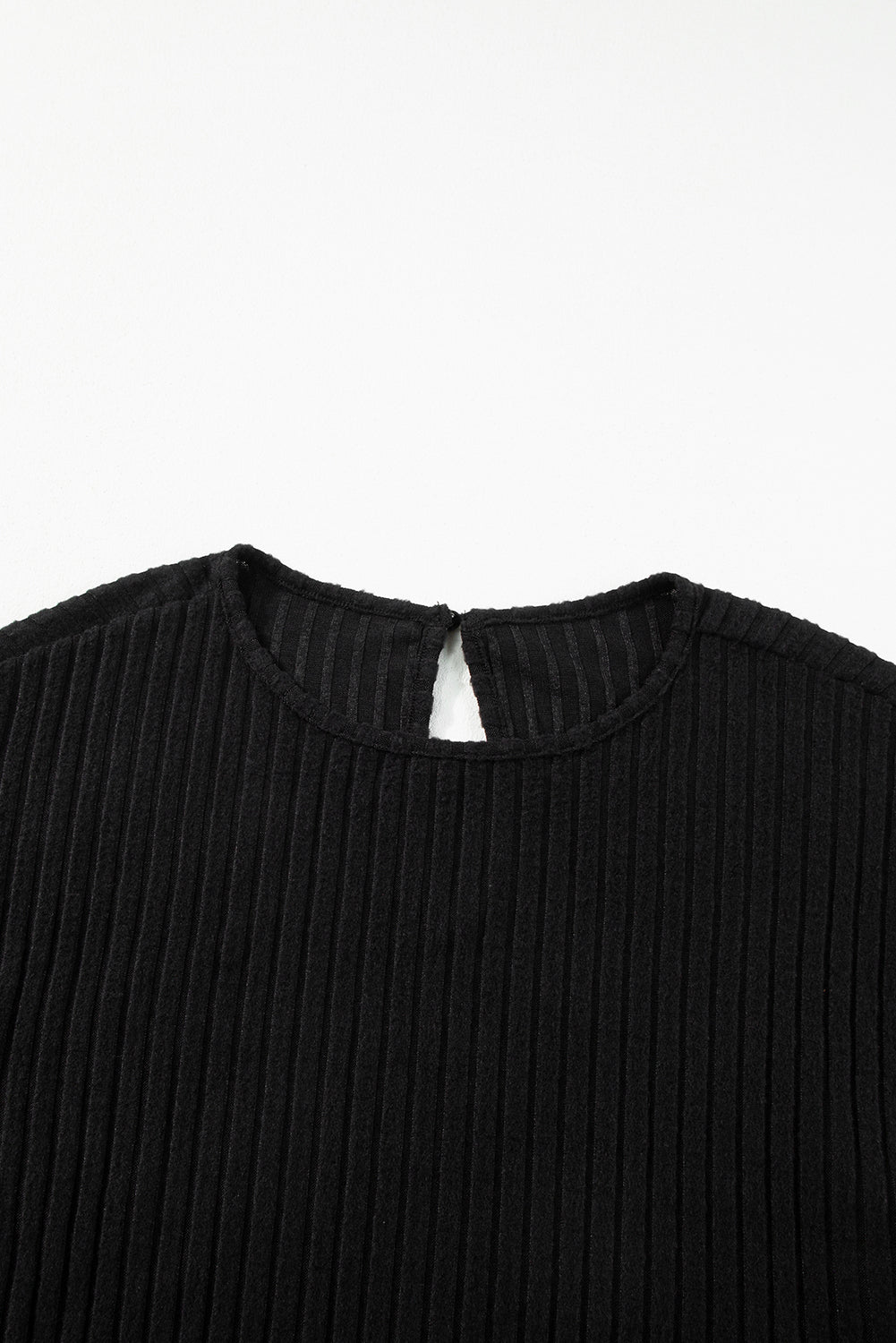 Schwarzer vollfarbiger gerippter kurzarm-overall mit weitem bein