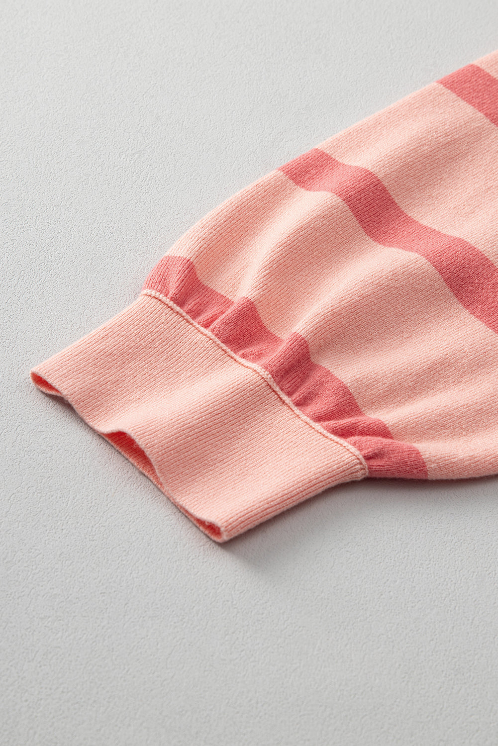 Rosa gestreifter colorblock-pullover in übergröße