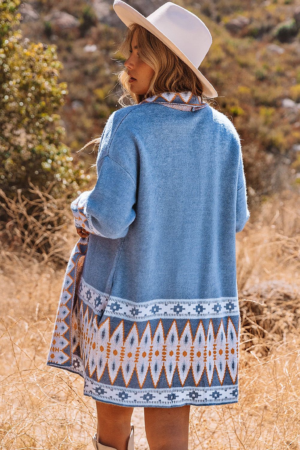 Blaue strickjacke mit aztekenmuster und offener vorderseite